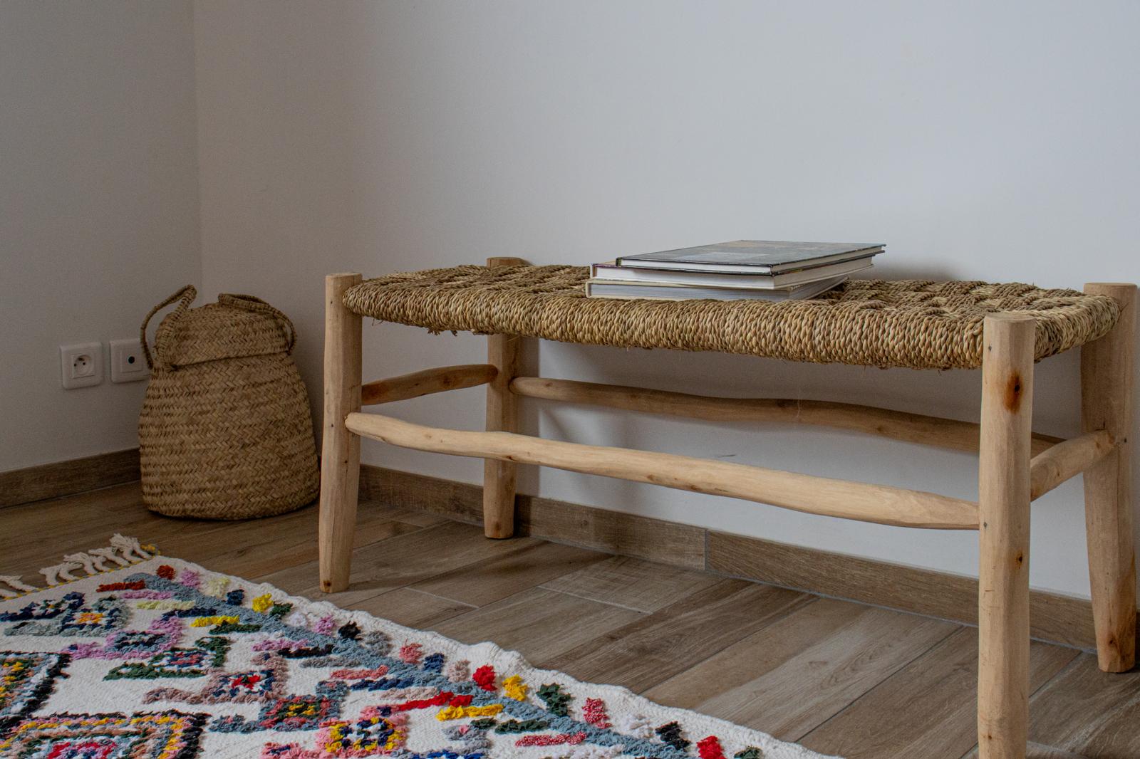 Banc en bois et tapis